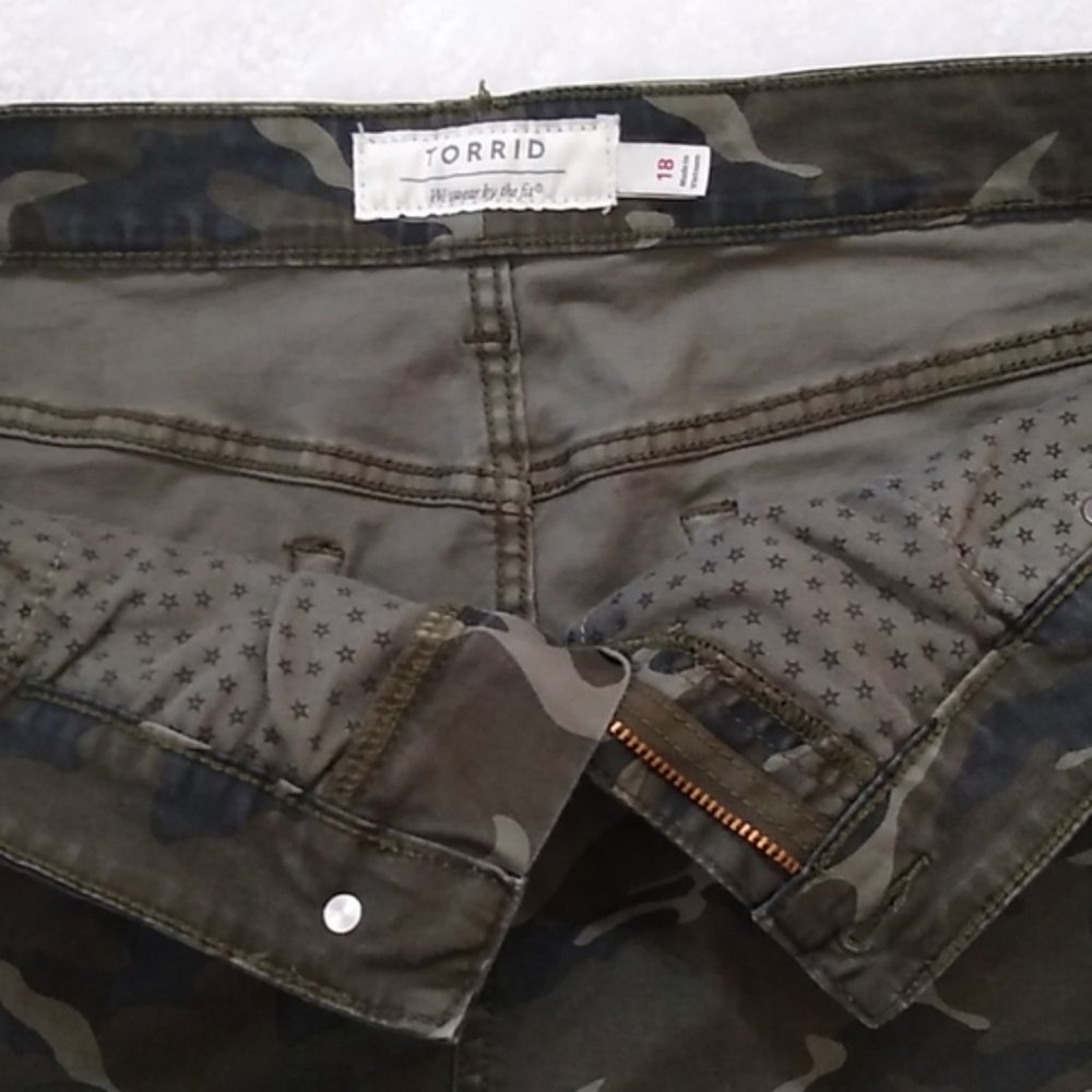 Torrid Camouflage Twill Women's Mini Skirt sz 18 - Picture 4 of 8